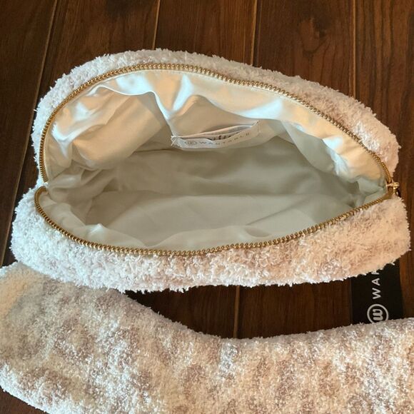 Wantable - Plush Sleep Mask, Socks & Scrunchie Set with Carry Pouch - Brand New! - Picture 5 of 6